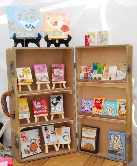 Craft show display via Two Hand Design Suitcase Display, Craft Stall Display, Dm Ideas, Stall Display, Craft Show Booth, Vendor Displays, Portable Display, Craft Fairs Booth, Craft Booth Displays