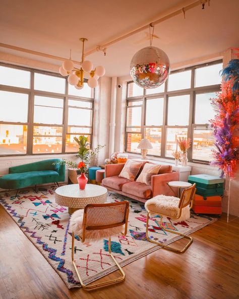 Corner Loft, Estilo Kitsch, Colorful Apartment, Apartment Decoration, Colourful Living Room, Apartment Aesthetic, A Living Room, Eclectic Home, Dream House Decor