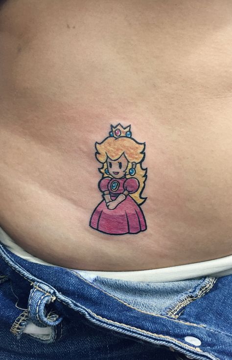 Princess Peach Tattoo Black And White, Princess Peach Crown Tattoo, Princess Peach Tattoo Ideas, Princess Peach Tattoo, Peach Tattoo, Princess Tattoo, Princesa Peach, Anime Tattoo, Crown Tattoo