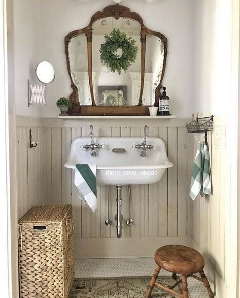 Baños Shabby Chic, Vintage Bathroom Decor, Cottage Bathroom, Bad Inspiration, Shabby Chic Bathroom, Gorgeous Bathroom, Chic Bathrooms, Diy Bathroom Decor, Farmhouse Bathroom Decor