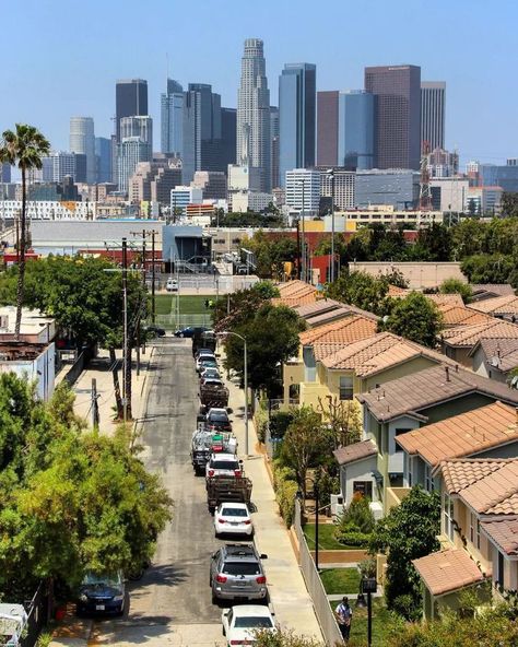 90s Los Angeles, Disneyland Ca, Los Angeles Aesthetic, Los Angeles Travel, Tall Buildings, Usa Cities, Hollywood Boulevard, City Scene, City Of Angels