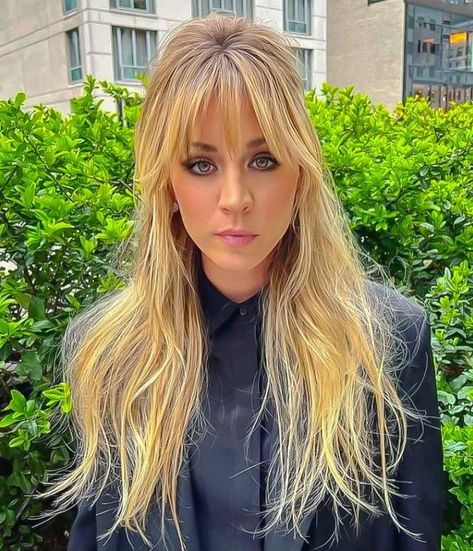 Kaley Cuoco Kaley Cuoco Hair, Blonde Hair Transformations, Mom Hairstyles, Long Hair With Bangs, Kaley Cuoco, Her Eyes, Hair Transformation, Hair Dos, Hairstyles With Bangs