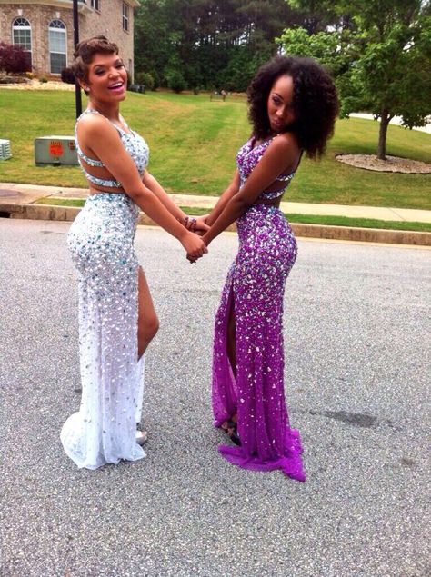 twinning Matching Homecoming Dresses, Twin Dresses, Prom Images, Bestfriends Goals, Formal Photography, Friendship Goal, Girl Best Friends, Prom Pictures Group, Prom Slay