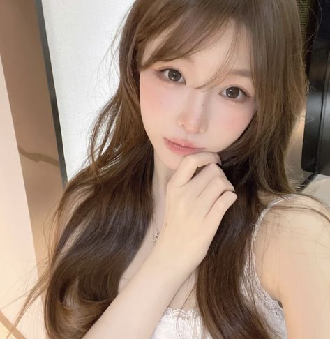 Milk Tea Brown Hair, Brown Hair Korean, Haircuts For Long Hair With Layers, Beige Hair, Korean Hair Color, Long Shiny Hair, Girl Hair Colors, Brown Hair Looks, Hair Tint