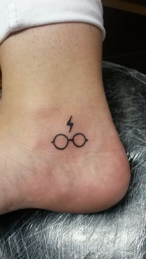 Harry Potter Tiny Tattoos, Tatuajes Harry Potter, Harry Potter Tattoos Minimalist, Tiny Harry Potter Tattoos, Leg Sleeve Tattoos, Harry Tattoos, Leg Tattoo Ideas, Hp Tattoo, Bookish Tattoos