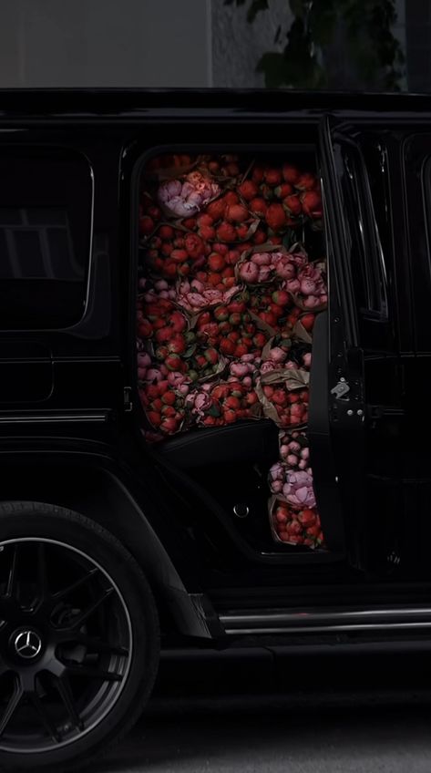 Men Giving Flowers, Luxury Life Aesthetic Wallpaper, Man Giving Flowers, Peonies Aesthetic, Peonies Wallpaper, Flower Luxury, Roses Aesthetic, Flowers For Men, Luxury Flower Bouquets