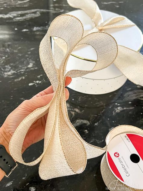 Make this simple gift bow in three easy steps for prettier presents sure to impress! How To Make A Gift Bow, Gift Bow Tutorial, Easy Gift Baskets, Bows For Presents, Diy Gift Bow, Bow Making Tutorials, Homemade Bows, Bows Diy Ribbon, Gift Bow