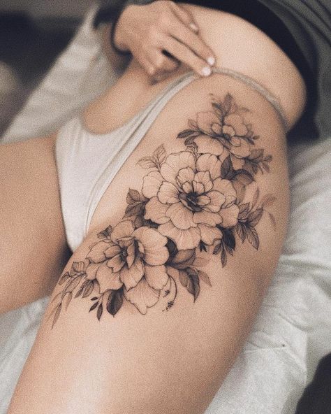 Flower Tattoo Hip, Side Thigh Tattoos, Tattoo Artist Tattoo, Tattoo Design Tattoo, Hip Thigh Tattoos, Artist Tattoo, Hip Tattoos Women, Pretty Tattoos For Women, Stylist Tattoos