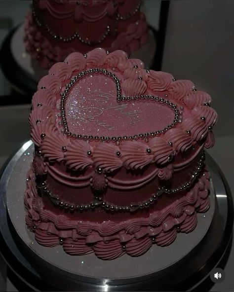 Goat Cake, Heart Shaped Birthday Cake, Queens Birthday Cake, 19th Birthday Cakes, Heart Birthday Cake, 22nd Birthday Cakes, Bolo Vintage, 14th Birthday Cakes, 15th Birthday Cakes