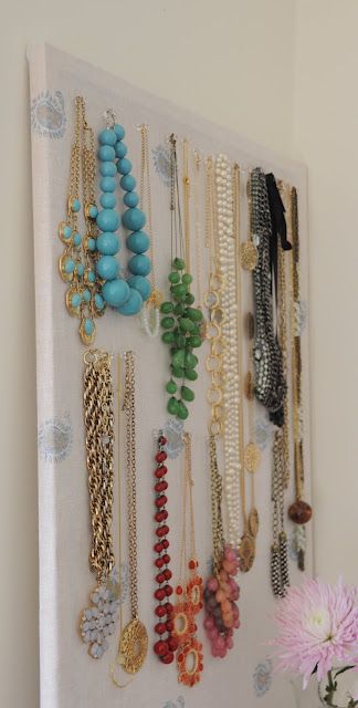 great idea. Cork Board Jewelry Organizer, Diy Corkboard, Organize Necklaces, Fabric Covered Cork Board, Diy Organize, Diy Necklace Holder, Diy Cork Board, Jewerly Organizer, Organizer Diy