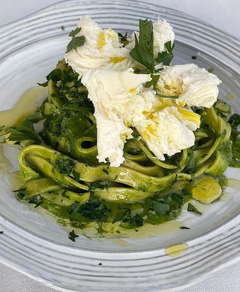 homemade fettuccine in homemade pesto with fresh mozzarella & parsley By @artplatterforyou #food #foodporn #foodphotography #foodstagram #foodblogger #pasta #pastafresca #pastalovers #fettuccine #pesto #cooking #cook #chef #cookingram Fettuccine Pesto, Homemade Fettuccine, Parsley Pesto, Homemade Pesto, Fresh Mozzarella, April 21, Beautiful Food, Photography Inspo, Parsley