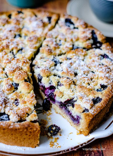 Saftiger Blaubeerkuchen mit Mandeln und Streusel. German Cakes Recipes, Coffee Cake Bundt, Streusel Cake, Springform Pan Cake, Blueberry Coffee, Blueberry Coffee Cake, Sour Cream Cake, Blueberry Cake, Winter Recipes