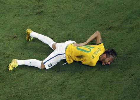 Brazil Vs. Germany: Prediction, Preview And Team News For World Cup 2014 Semifinal Neymar Injury, Brazil Vs Germany, Football Injury, World Cup Semi Final, Neymar Brazil, Cristiano Ronaldo Real Madrid, World Cup Groups, Brazil World Cup, Back Injury