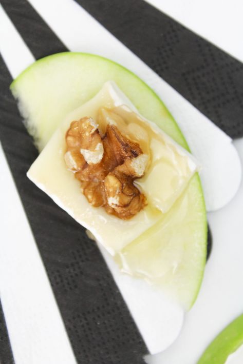 Green Apple Brie Appetizer, Apples And Brie, Apple Slice Appetizer, Apple Brie Appetizers, Triscuit Appetizers, Apple And Brie, Appetizer Recipes Cold, Grape Snacks, Brie Recipes Appetizers