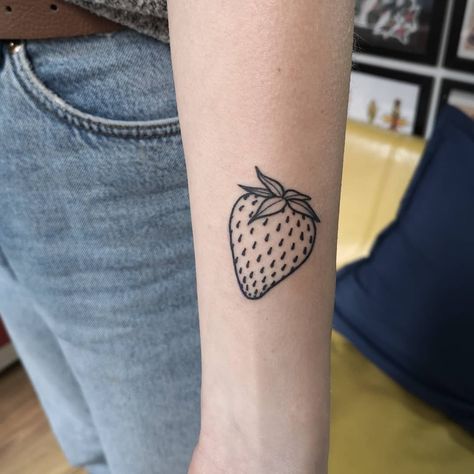 Strawberry Tattoo Minimalist, Strawberry Tattoo Ideas, Edinburgh Tattoo, Strawberry Tattoo, Tattoo Schrift, Mushroom Tattoos, Incredible Tattoos, Delicate Tattoo, Lace Tattoo