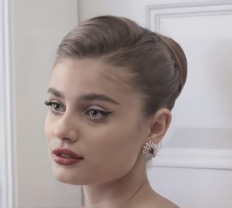 Updo Hairstyles Side Part, 60s Updo, Vintage Hairstyles Tutorial, Red Carpet Hair, Taylor Marie Hill, Top Knot Hairstyles, Wedding Guest Hairstyles, Taylor Hill, Photo Makeup