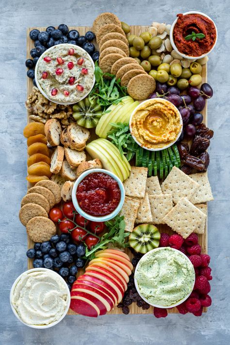 Vegan Graze Board, Vegan Christmas Snacks For Party, Christmas Platter Board, Lunch Grazing Board, Snack Board Christmas, Christmas Party Food Vegan, Vegan Snack Board, Vegan Christmas Snacks, Christmas Graze Board