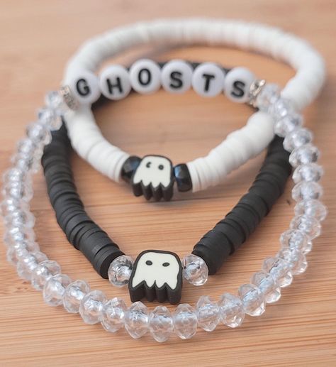 Black Heishi Bracelet Ideas, Spooky Bracelet Ideas, Halloween Bracelet Ideas, Fall Bracelets, Cute Easy Nail Designs, Beads Halloween, Make Clay Beads, Clay Bead Necklace, Halloween Colors