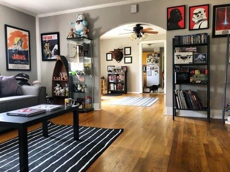 Geek Living Room Ideas, Cozy Nerdy Living Room, Gamer Apartment Decor, Nerdy Living Room Ideas, Dj Living Room, Geek Apartment, Gamer Living Room Ideas, Nerdy Living Room, Nerd Living Room