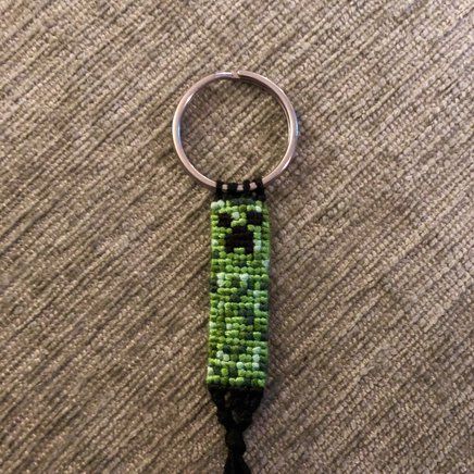 Minecraft Friendship Bracelet Pattern, Minecraft Bracelet Pattern, Minecraft Friendship Bracelet, Skull Friendship Bracelet Pattern, Minecraft Computer, Alpha Keychain, Alpha Bracelet, Braided Bracelet Diy, Creeper Minecraft