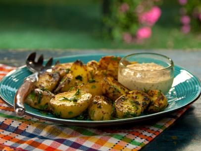 Mustard Aioli Grilled Potatoes with Fine Herbs Mustard Aioli, Bobby Flay Recipes, Grilled Potatoes, Food Network Canada, Herb Recipes, Bobby Flay, Sliced Potatoes, Barbecue Recipes, Potato Dishes