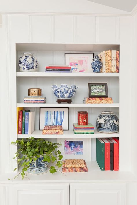 Shelf Styling - picture frames on top of stack of 3 books Styled Shelves, Bookshelf Inspo, Nyc Bedroom, Colorful Bookshelf, Mantel Styling, Colorful Shelf, Grandma Style, Girl Apartment, Styling Shelves