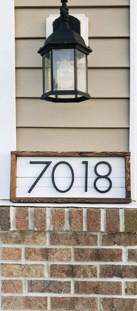 House Address Sign Front Porches, Wooden Door Number Sign, Farmhouse Address Sign Ideas, Diy Outdoor Address Sign Ideas, Diy Address Plaque, Diy Address Sign House Numbers, Address Sign Ideas, Wooden Address Sign, Diy House Numbers