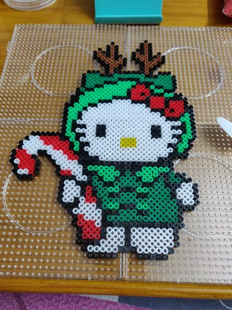 Christmas Melty Beads, Hama Beads Christmas, Christmas Perler Beads, Easy Perler Bead Patterns, Easy Perler Beads Ideas, Hello Kitty Christmas, Perler Art, Hama Beads Design, Melting Beads