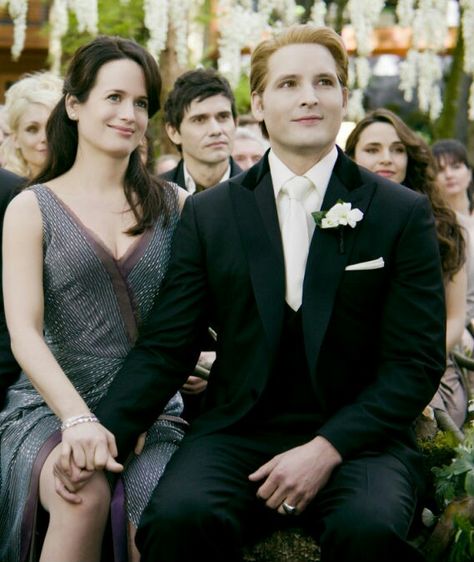 Edwards mom and dad look proud of their son and new daughter Breaking Dawn Movie, Carlisle And Esme, Esme Cullen, The Cullen Family, Elizabeth Reaser, Cullen Family, Twilight Wedding, Twilight Vibes, Carlisle Cullen