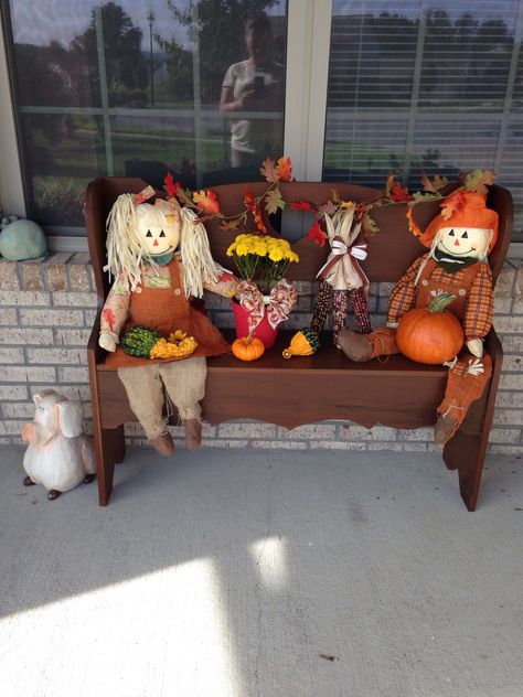 Fall Porch Decorating Ideas Scarecrow, Fall Displays Outdoor Bench, Diy Sitting Scarecrow For Porch, Diy Wooden Scarecrow For Porch, Scarecrow Porch Sign, Fall Scarecrows, Fall Front Porch Decor, Fall Front Porch, Fall Thanksgiving Decor