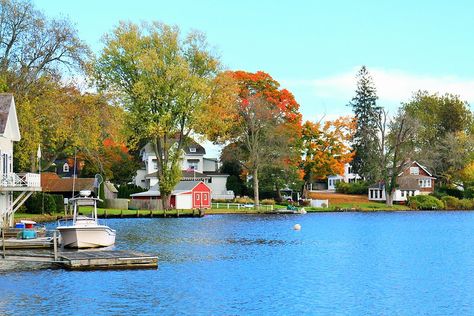 This small town is a great day trip destination! Essex Connecticut, Visit Connecticut, Connecticut Travel, Historical Buildings, Coastal Town, New Animal Crossing, River Boat, Incredible Places, Historic Buildings