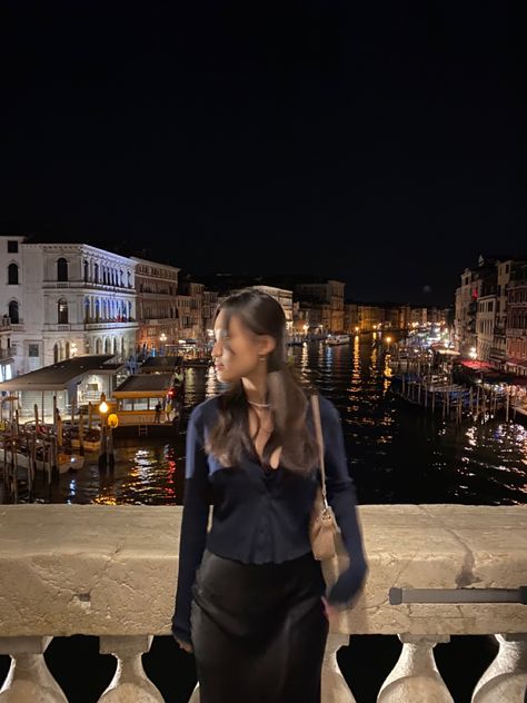 Lily Chee Europe, Venice Photo Ideas Winter, Venecia Italia Aesthetic, Venice Picture Ideas, Venecia Aesthetic, Venice Photo Ideas, Venice Outfit, Rome Italy Outfits, Venice Italy Outfit