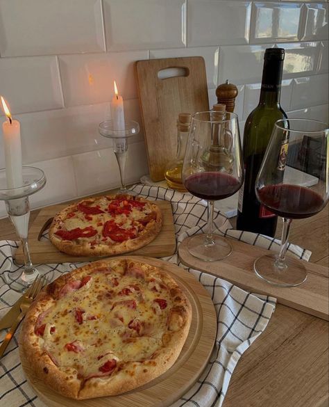 Wine And Pizza, Small Pizza, Personal Pizza, Cooking Pizza, Food Aesthetics, Pizza Lovers, Evening Meals, Diet Food, Home Recipes