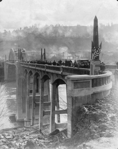 The arch bridge connecting Oregon City and West Linn opened in December 1922 with festivities that included a marriage at mid-span. Falls Festival, Oregon Pictures, Oregon History, Oregon Girl, Pacific Highway, Oregon Living, Oregon City, Arch Bridge, Historic Photos