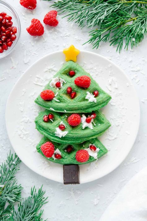 Christmas Tree Waffle Vegan Christmas Brunch, Christmas Food Ideas For Kids, Christmas Brunch Ideas, Christmas Tree Waffles, Healthy Christmas Snacks, Christmas Food Ideas, Christmas Brunch Recipes, Elf Hats, Fun With Food