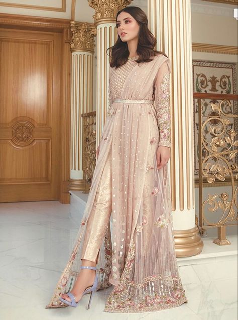 Pale Pink Pants, Mehendi Ceremony, Shadi Dresses, Pakistani Formal Dresses, Desi Wedding Dresses, Iqra Aziz, Bridal Dresses Pakistan, Open Shirt, Pakistani Dresses Casual