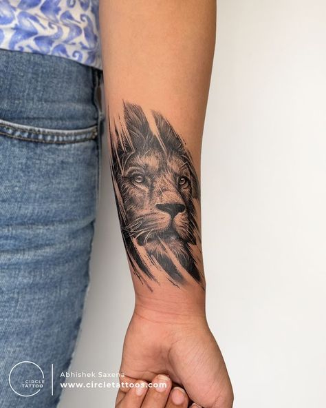 Lion Abstract Tattoo, Tattoo Avant Bras, Lion Arm Tattoo, Lion Shoulder Tattoo, Small Lion Tattoo, Lion Forearm Tattoos, Underarm Tattoo, Rib Tattoos For Guys, Wörter Tattoos