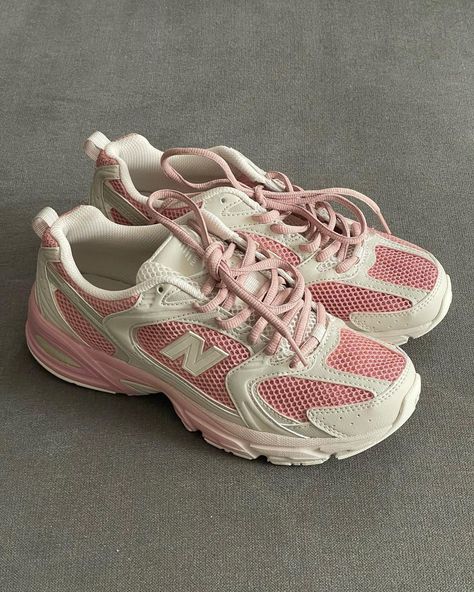 Pink New Balance, Stile Blair Waldorf, Pretty Sneakers, Mode Shoes, Dr Shoes, Pretty Shoes Sneakers, Shoe Wishlist, Cute Sneakers, Shoe Inspo