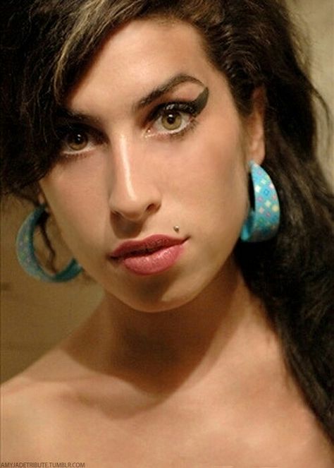 C'est l'histoire d'une fille qui naît puis qui meurt. Entre les deux, il se passe des trucs. Bref, c'est l'histoire d'Amy Winehouse. Diva anglaise de la soul comparée aux plus grandes, icône de la rebelle attitude, génie du style, star internationale aux millions d'albums vendus, héroïne tragique des temps modernes foudroyée en pleine gloire à vingt-sept ans.    Pinterest : dream on (@whywhyn0t) Amy Winehouse Style, Amy W, Amazing Amy, Style Star, Age 11, Rhythm And Blues, Janis Joplin, Amy Winehouse, Age 12