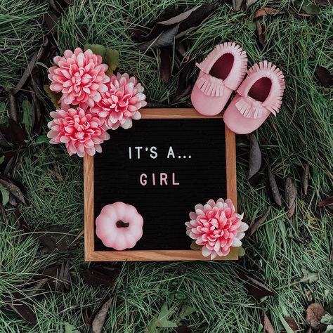 It’s a Girl, Letterboard Inspiration, It’s a girl! We’re having a daughter, Gender reveal. Baby Gender Reveal Announcement, Baby Gender Announcements, Vom Avea Un Copil, Gender Reveal Photography, Unique Pregnancy Announcement, Gender Reveal Announcement, Gender Announcements, Cute Pregnancy Announcement