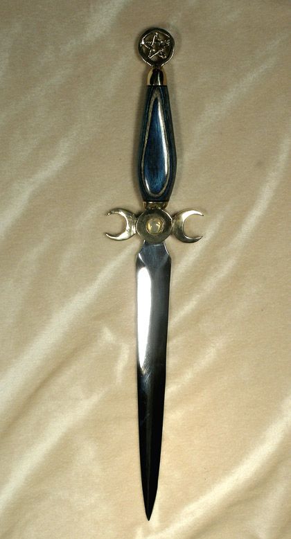 Moongoddess Athame — This site has a lot of wonderful athame styles available. Detailed information about how they create the items. Also, they created the boline used in the pilot episode of "Witches of East End". Stolas Aesthetic, The Triwizard Tournament, Helluva Boss Stolas, Knife Aesthetic, Witches Of East End, Triwizard Tournament, Feudal Japan, Pretty Knives, Collectible Knives