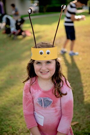 Make a honey bee crown for Rosh Hashanah Honey Bee Craft Preschool, Honey Bee Activities For Kids, Bee Headband Craft, Honey Bee Craft, Bee Crown, Bee Farming, Making Honey, Family Time Activities, Diy Honey