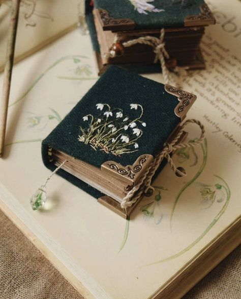 فن النسيج, Small Notebook, 자수 디자인, Handmade Books, Old Book, Alam Yang Indah, Embroidery Inspiration, Book Binding, Book Making