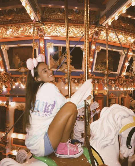 Sundial Aesthetic, Disneyland Aesthetic Outfit, Disneyworld Pictures, Disneyland Aesthetic, Disney Poses, Disney Picture Ideas, Disney Bachelorette, Disneyland Photos, Cute Disney Outfits