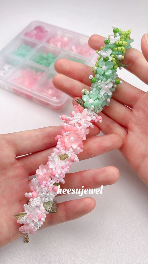 The perfect combination of pink and green Aesthetic Beads, Seed Bead Flower, Flower Beaded Bracelet, Seed Bead Flowers, Bead Flower, Beads Flower, Green Bracelet, Bracelets Handmade Beaded, Handmade Bracelet