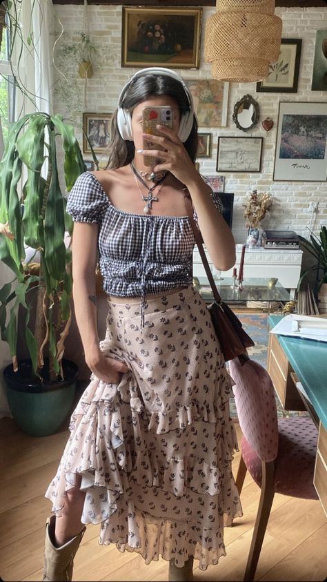 Elevated Indie Outfits, Folk Aesthetic Outfit, Carrie Core, Farmcore Outfit, Cutesie Outfits, Elevated Indie, 2023 Outfit Inspiration, Midwestern Style, Cowboy Core