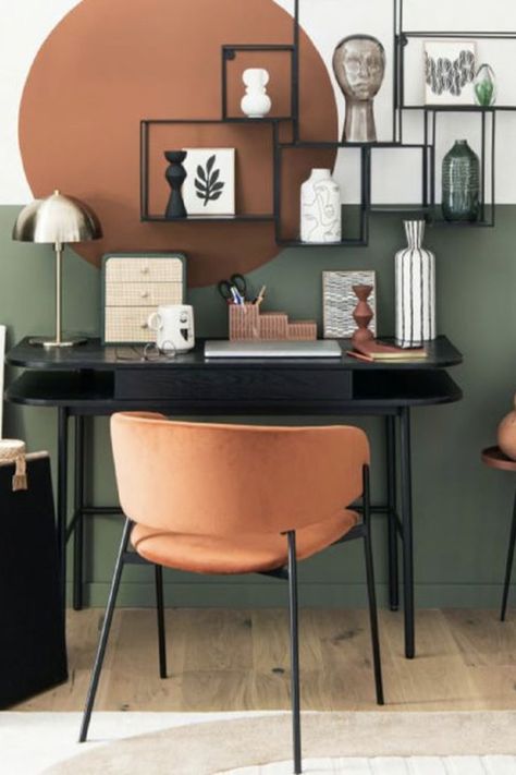 Les soldes sont l'occasion parfaite pour apporter un peu de couleur à votre intérieur sans vous ruiner. Cette fois-ci, je me suis intéressée aux couleurs organiques: l'ocre, le terracotta et le rouille, le vert sous différentes nuances. Découvrez mes inspirations et mes sélections déco à petit prix pour créer un intérieur coloré qui vous ressemble. Bedroom Inspirations Farmhouse, Outdoor Entryway Ideas, Terracotta Living Room, Kitchen Desk Areas, Outdoor Entryway, Bathroom Inspiration Modern, Small Home Offices, Home Decor Living Room, Home Office Setup