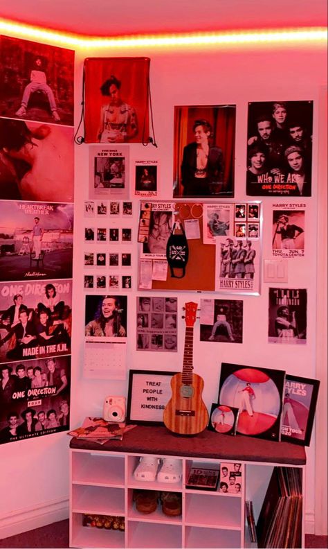 Music Wall In Bedroom, Bedroom Ideas Harry Styles, Harry Styles Photo Wall Bedroom, Harry Styles Room Inspiration, One Direction Wall Collage, Harry Coded Bedroom, One Direction Bedroom Ideas, Room Inspo Harry Styles, Music Wall Bedroom