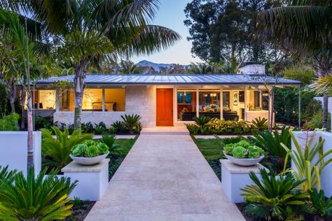 Modern Rambler, Mid Century Modern House Exterior, Green Hotel, Mid Century Modern Exterior, Home Designs Exterior, Flip Ideas, Mid Century Exterior, Front Courtyard, Midcentury Design