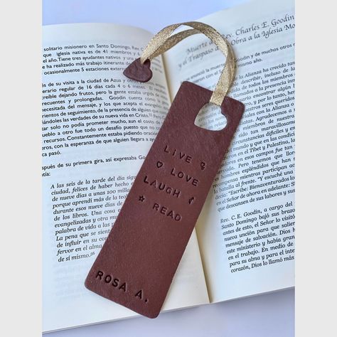 Leather Projects For Beginners, Leather Ideas Handmade, Leather Gifts For Men, Leather Gifts For Him, Leather Bookmarks Handmade, Bookmark Christmas, Diy Leather Working, Leather Bookmarks, Bookmark Handmade